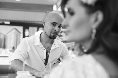 Gelin ve damat sabahında. Kafede kahvaltı. Siyah ve wight