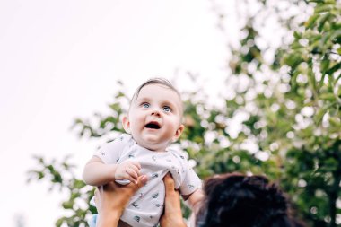 Küçük çocuk parkta havaya atılan