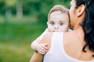 Küçük üzgün bebek anne şefkati