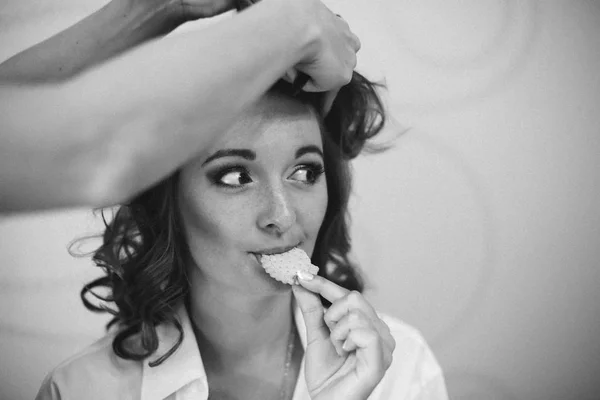 Ráno Nevěsty Makeup Vlasy Stile Nevěsta Jíst Sušenky Černá Wight — Stock fotografie