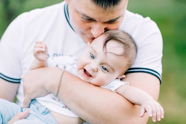 Papá Abraza Besa Hijo Pequeño Sosteniéndolo Sus Brazos — Foto de Stock