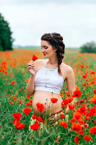 Piękna Dziewczyna Ciąży Polu Mak — Zdjęcie stockowe