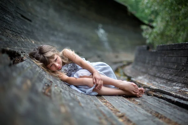 Портрет Дівчинки Плаче Перелякана Заморожена Маленька Дівчинка Лежить Лісі Сама — стокове фото
