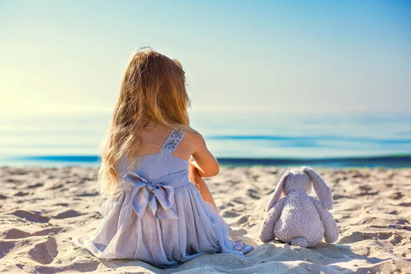 Sevimli Küçük Kız Okyanus Kumsalda Oturuyor Arkadan Görünüm — Stok fotoğraf