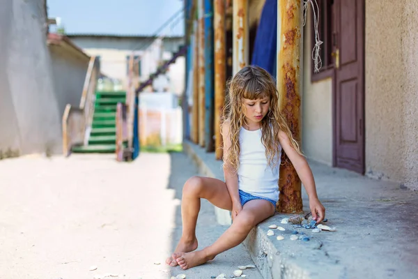 Маленька Дівчинка Грає Черепашками Біля Пляжу Покинуті Старі Будівлі — стокове фото