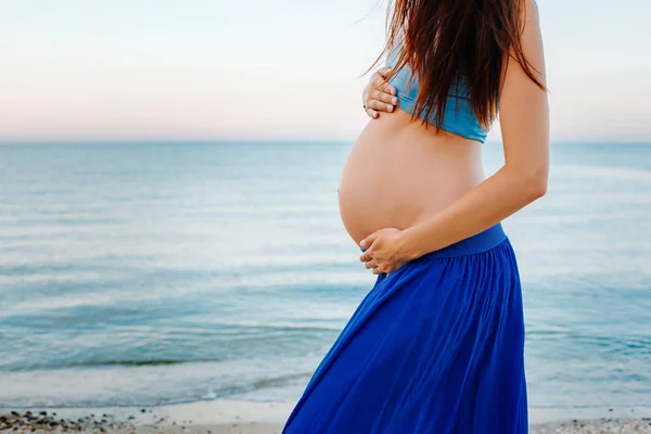 Szczęśliwy Ciąży Kobieta Plaży Świcie Brzuch Kobiety Ciąży Bliska Nad — Zdjęcie stockowe