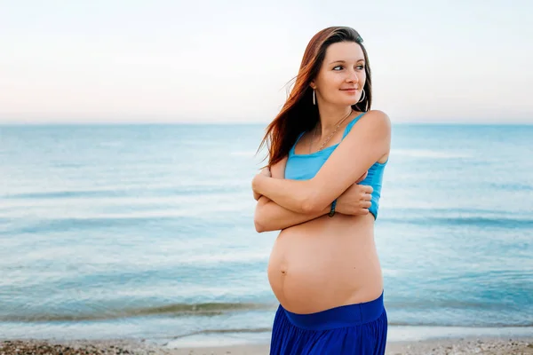 Szczęśliwy Ciąży Kobieta Plaży Świcie — Zdjęcie stockowe