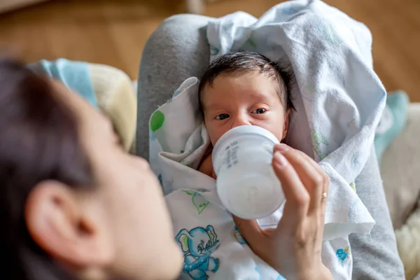 Bebé Pañales Comiendo Leche Del Biberón — Foto de Stock