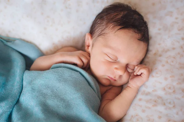 Niño Recién Nacido Está Durmiendo — Foto de Stock