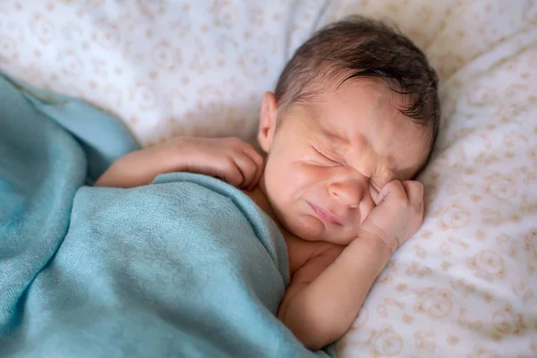 Niño Recién Nacido Está Durmiendo Llorando — Foto de Stock