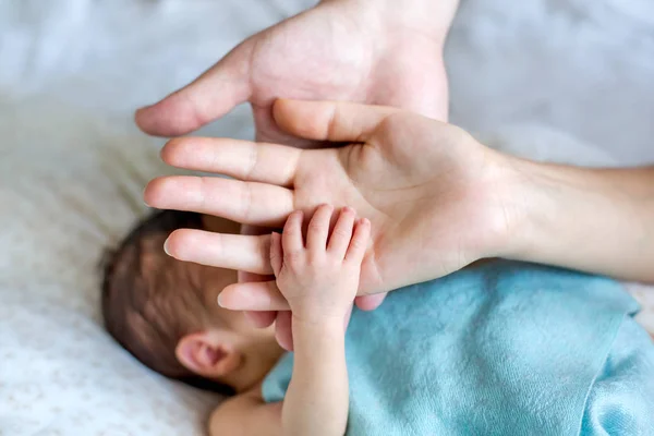 Mano Bebé Dormido Con Las Manos Los Padres — Foto de Stock