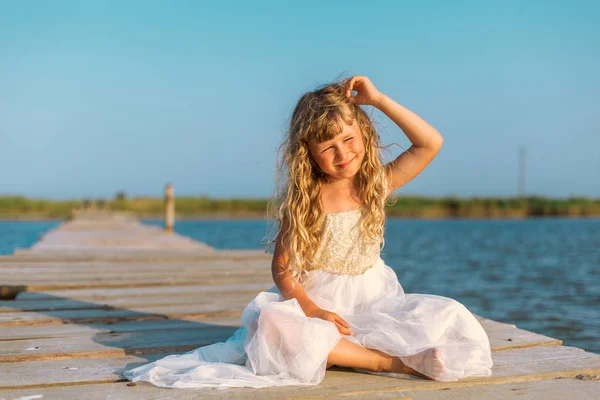 Liten Flicka Med Långt Blont Hår Som Sitter Bryggan Nära — Stockfoto