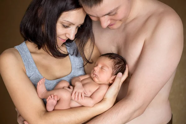 Vacker Mor Och Far Ler Hålla Sin Nyfödda Baby Pojke — Stockfoto