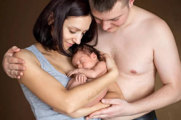 Vacker Mor Och Far Ler Hålla Sin Nyfödda Baby Pojke — Stockfoto