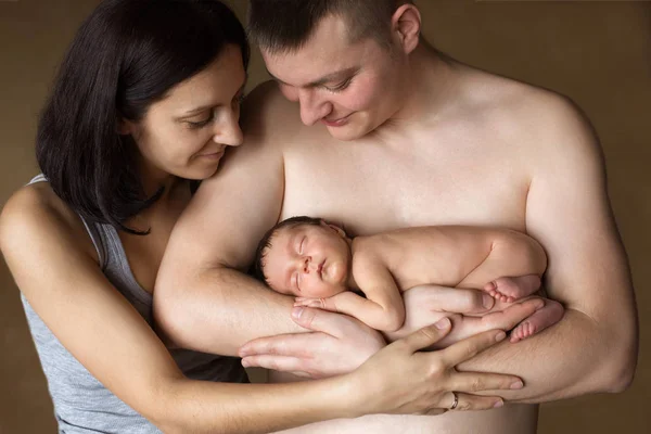 Vacker Mor Och Far Ler Hålla Sin Nyfödda Baby Pojke — Stockfoto