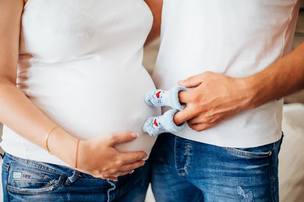 Gövde Hamile Bir Kadın Kocası Yeni Doğan Bebek Çorap Tutuyorsun — Stok fotoğraf
