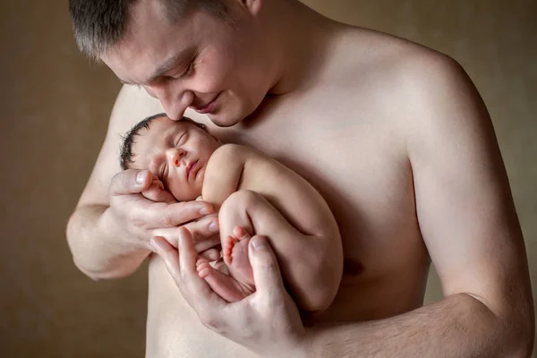 Papá Feliz Tiene Bebé Recién Nacido Sus Manos — Foto de Stock