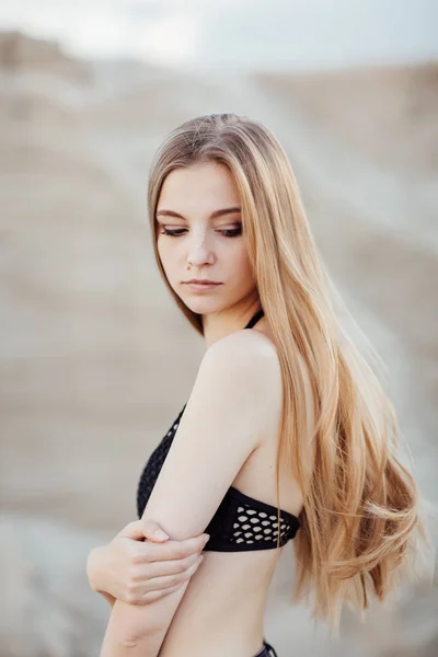 Retrato Uma Menina Bonita Com Cabelos Longos Areia Deserto Pôr — Fotografia de Stock