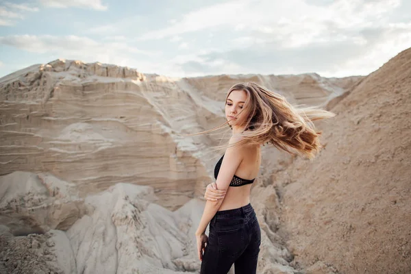 Retrato Uma Menina Bonita Com Cabelos Longos Areia Deserto Pôr — Fotografia de Stock