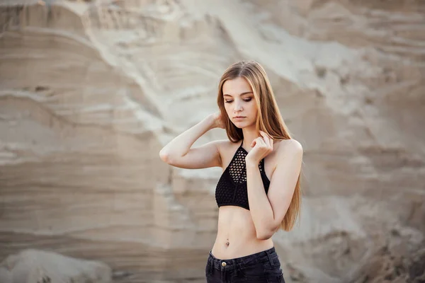 Retrato Uma Menina Bonita Com Cabelos Longos Areia Deserto Pôr — Fotografia de Stock