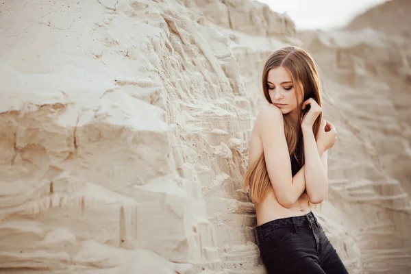 Retrato Uma Menina Bonita Com Cabelos Longos Areia Deserto Pôr — Fotografia de Stock