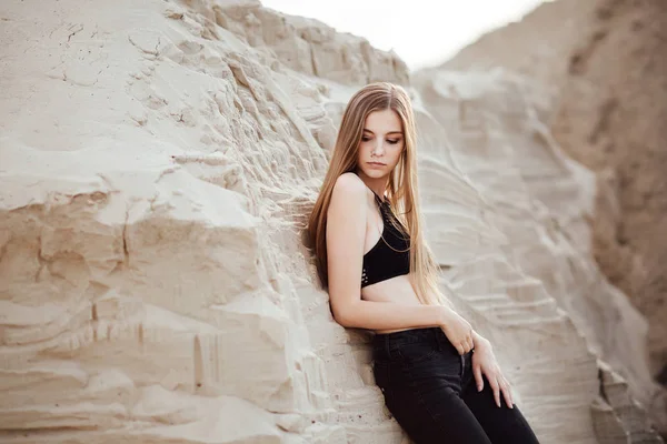 Retrato Uma Menina Bonita Com Cabelos Longos Areia Deserto Pôr — Fotografia de Stock