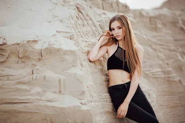 Retrato Uma Menina Bonita Com Cabelos Longos Areia Deserto Pôr — Fotografia de Stock