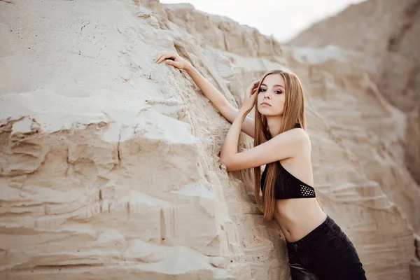 Retrato Uma Menina Bonita Com Cabelos Longos Areia Deserto Pôr — Fotografia de Stock