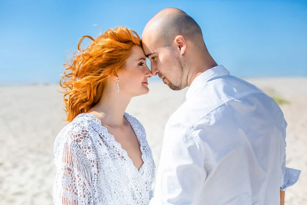 Düğün Günü Mutlu Genç Bir Çift Aşık Kumlu Kıyı Yürüyüş — Stok fotoğraf