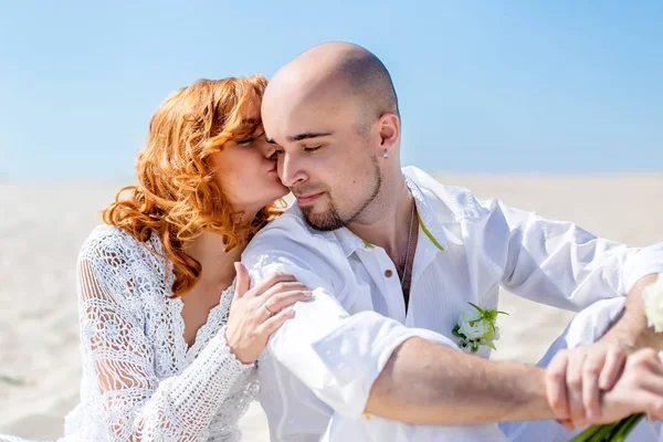 Düğün Günü Mutlu Genç Bir Çift Aşık Kumlu Kıyı Yürüyüş — Stok fotoğraf