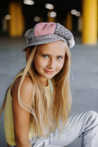 Retrato Uma Menina Bonita Com Cabelo Loiro Longo Boné Rua — Fotografia de Stock