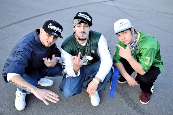 Rapper Gangsta Seduti Fumatori Strade — Foto Stock