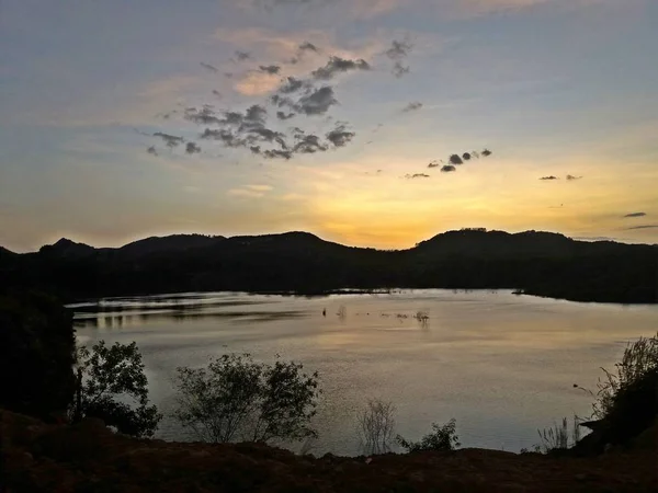 日落时的山和河的美丽 — 图库照片