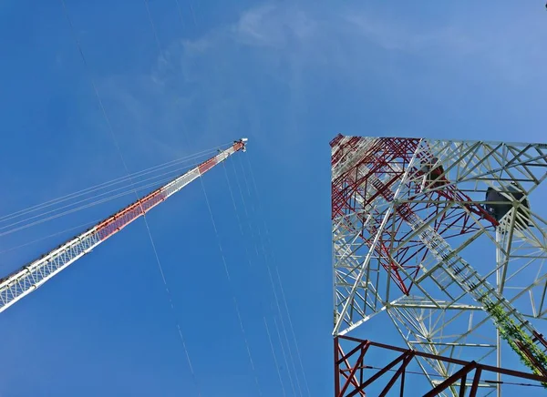 Telekomünikasyon kulelerin anten mavi gökyüzü arka plan üzerinde iki türü