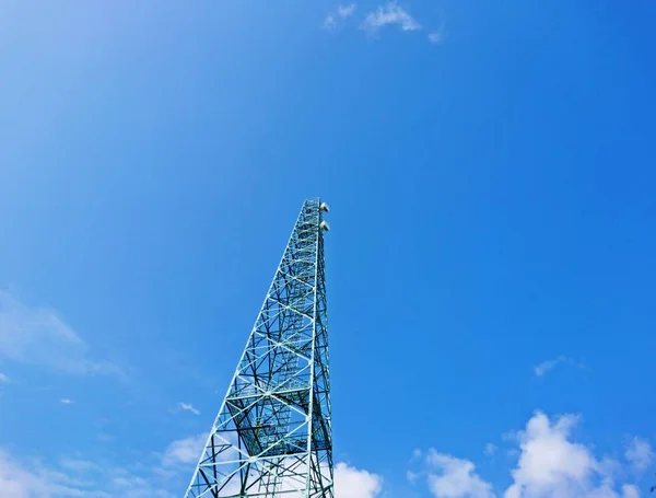 青い空を背景に通信塔アンテナの緑の色 — ストック写真