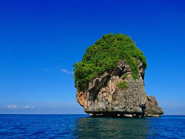 泰国皮皮岛海洋中美丽的石灰岩 — 图库照片