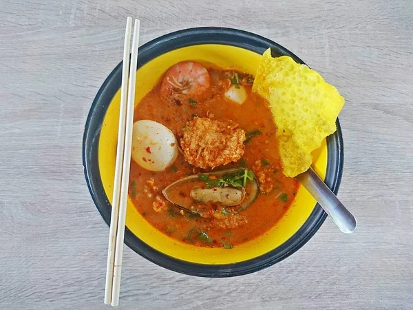 Tagliatelle Speziate Tailandesi Con Uova Sode Thaitom Yum Seafood — Foto Stock