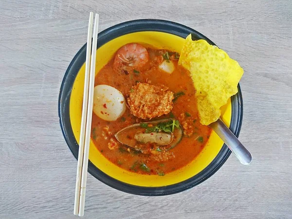 Thaise Pittige Noedels Met Gekookte Eieren Thaitom Yum Zeevruchten — Stockfoto