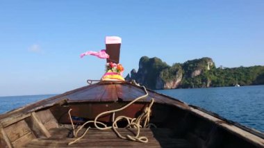 Phi Phi Island ziyaret etmek için bir uzun kuyruk Motorlu tekne al. Krabi il, Tayland