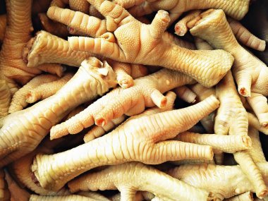 Çeşitli pişirme kullanılan piyasada Haşlanmış tavuk ayakları