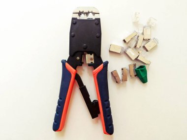 Ağ kablosunun kırıştırılmak için konektörler ve aracı