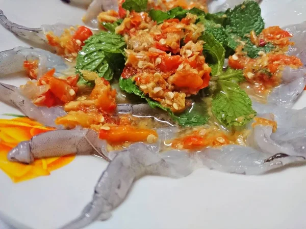 Karides balık soslu ve baharatlı daldırma sos ve nane yaprakları ile tepesinde