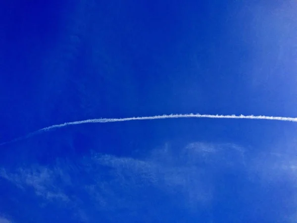Uçak contrail ve bulutlar ile güzel mavi gökyüzü