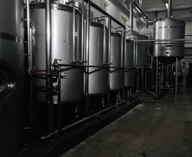 Modern bira fabrikası ve donanımları makine araçları için alkol üretim. Çelik fıçılar veya tank ve Paslanmaz boru.