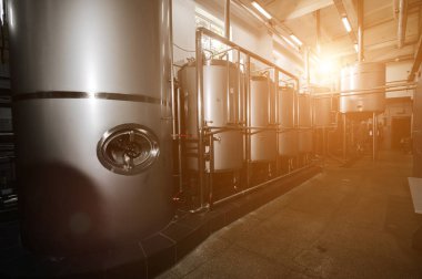 Modern bira fabrikası ve donanımları makine araçları için alkol üretim. Çelik fıçılar veya tank ve Paslanmaz boru.