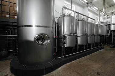 Modern bira fabrikası ve donanımları makine araçları için alkol üretim. Çelik fıçılar veya tank ve Paslanmaz boru.