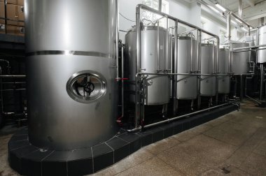 Modern bira fabrikası ve donanımları makine araçları için alkol üretim. Çelik fıçılar veya tank ve Paslanmaz boru.