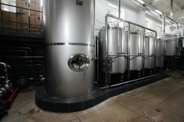 Modern bira fabrikası ve donanımları makine araçları için alkol üretim. Çelik fıçılar veya tank ve Paslanmaz boru.