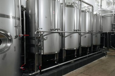 Modern bira fabrikası ve donanımları makine araçları için alkol üretim. Çelik fıçılar veya tank ve Paslanmaz boru.