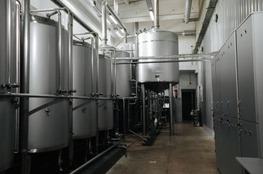 Modern bira fabrikası ve donanımları makine araçları için alkol üretim. Çelik fıçılar veya tank ve Paslanmaz boru.
